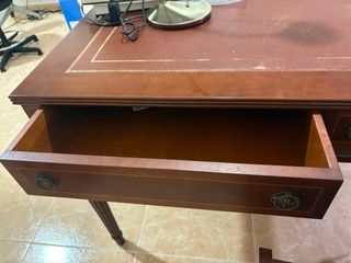 Elegante mesa y sillas de oficina