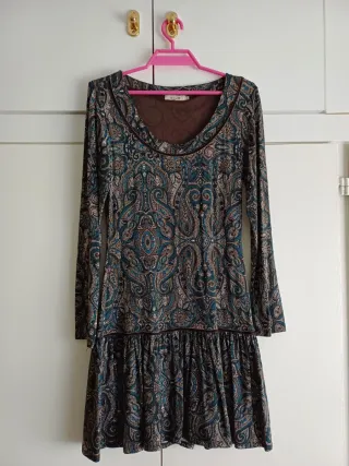 Elegante vestido estampado ajustado