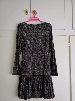 Elegante vestido estampado ajustado