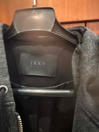 Americana mujer IKKS negra con capucha