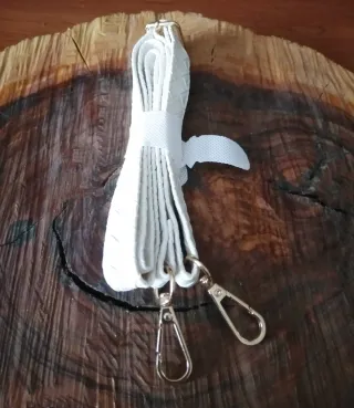 Cinturino da borsa bianco con accessori dorati