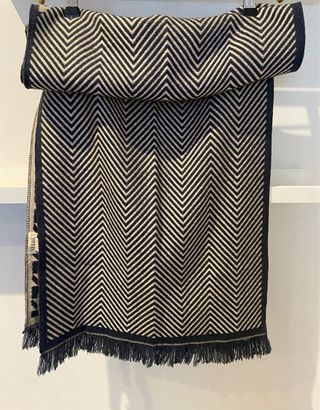 fular en punto de espiga y pata de gallo