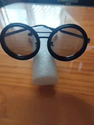 Gafas de sol oscuras redondas