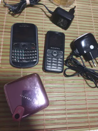 Pacchetto 3 telefoni Alcatel + caricatori