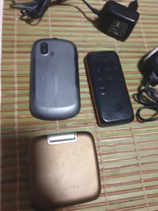 Pacchetto 3 telefoni Alcatel + caricatori