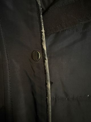 Abrigo acolchado negro con capucha