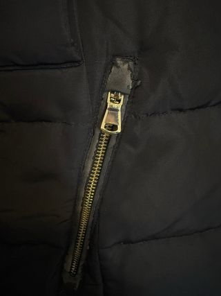 Abrigo acolchado negro con capucha