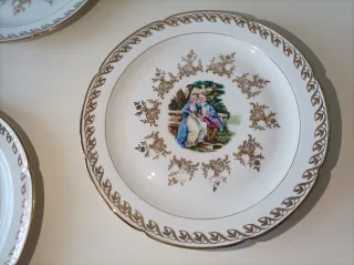 Sei piatti piani in porcellana