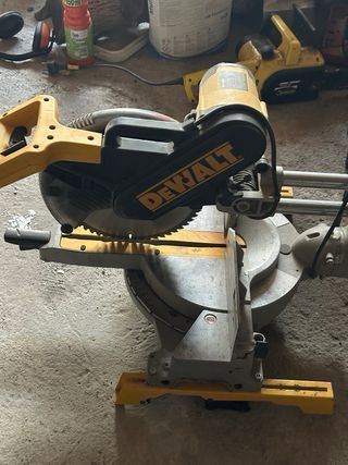 Ingletadora Dewalt 305mm Telescópica