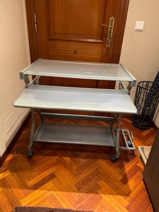 Mesa auxiliar para ordenador con ruedas