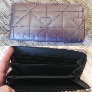 Cartera acolchada lila con corazones