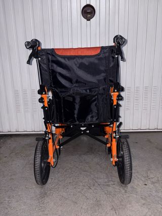 Silla de ruedas naranja plegable