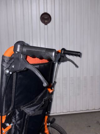 Silla de ruedas naranja plegable