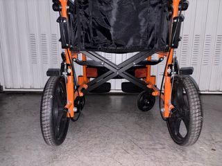 Silla de ruedas naranja plegable