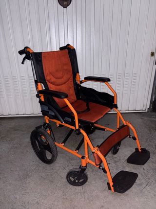Silla de ruedas naranja plegable