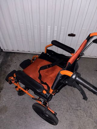 Silla de ruedas naranja plegable
