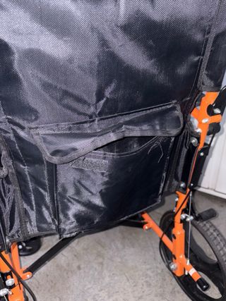 Silla de ruedas naranja plegable