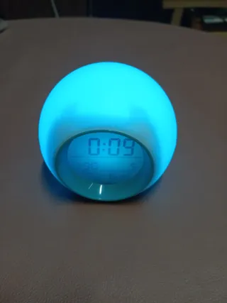 Sveglia per bambini con sfondo LED multicolore