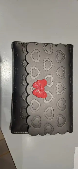 Portafoglio donna con cuori e fiocco rosso