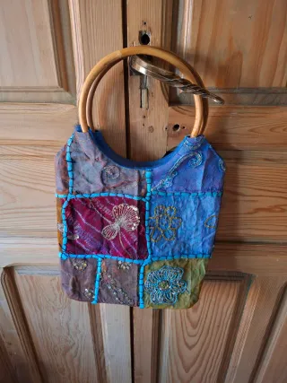 Bolso patchwork con asas de madera