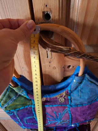 Bolso patchwork con asas de madera