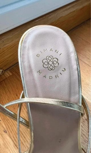 Tacones dorados de tiras finas