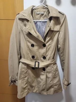 Gabardina Stradivarius Talla S Beige