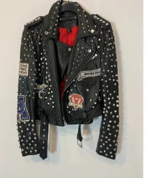 Chaqueta de cuero Zara con tachuelas y estampado