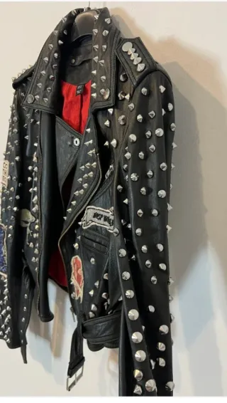 Chaqueta de cuero Zara con tachuelas y estampado