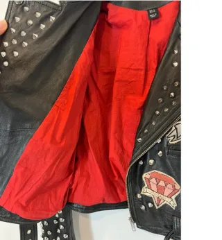 Chaqueta de cuero Zara con tachuelas y estampado