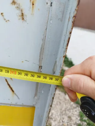 Remolque con vaca y estanterías