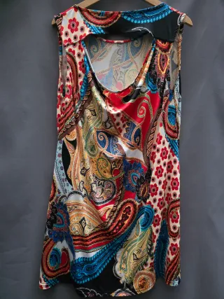 Blusa o vestido multicolor sin mangas