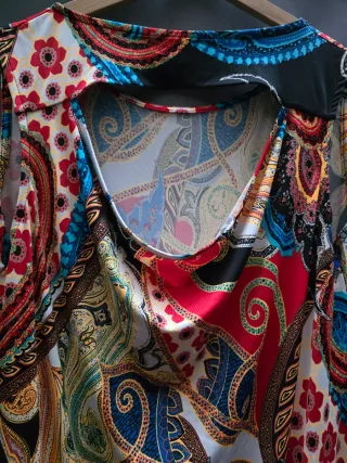 Blusa o vestido multicolor sin mangas