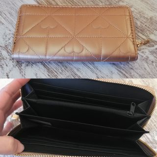 Cartera dorada acolchada con corazones