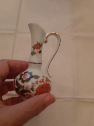 Jarra Porart de porcelana com detalhes dourados