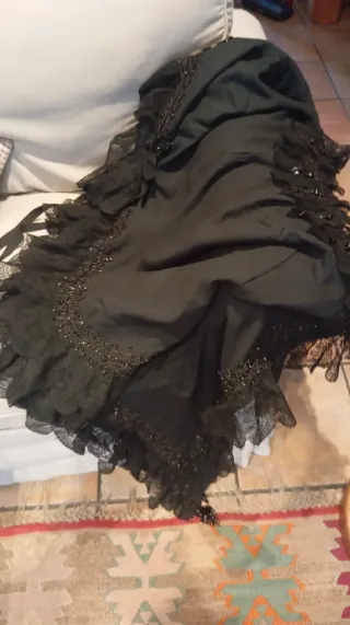 Capa antigua con azabache.