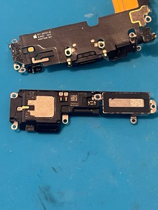 Porta ricarica iPhone 14 Pro con componenti