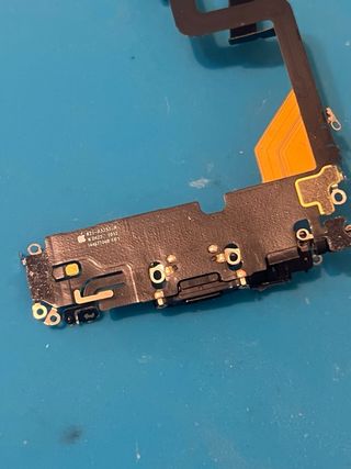 Porta ricarica iPhone 14 Pro con componenti