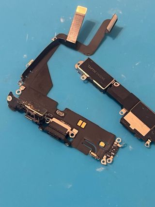 Porta ricarica iPhone 14 Pro con componenti