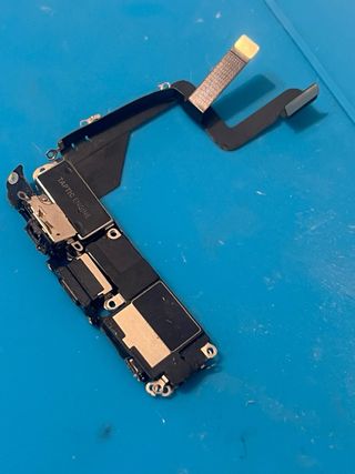 Porta ricarica iPhone 14 Pro con componenti