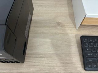 Mesa de estudio blanca y madera