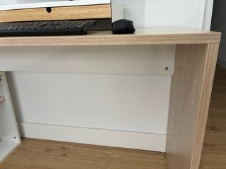 Mesa de estudio blanca y madera