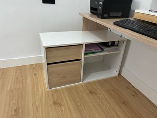 Mesa de estudio blanca y madera