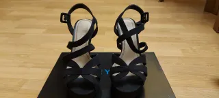 Zapatos de tacón Mary Paz negros