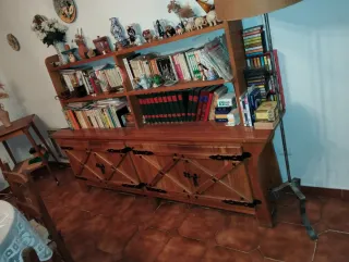 Mueble de madera y metal antiguo
