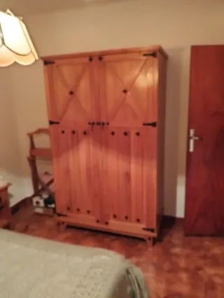 Mueble de madera y metal antiguo