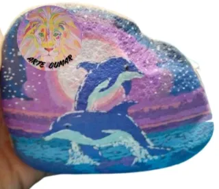 Piedra pintada a mano con delfines