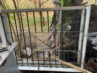 Ventana de aluminio con reja