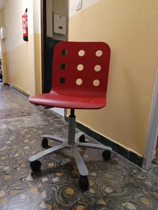 Sedia da ufficio Ikea rossa con ruote
