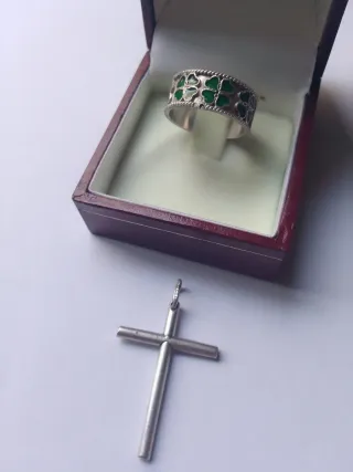 Anillo y cruz de plata con tréboles verdes
